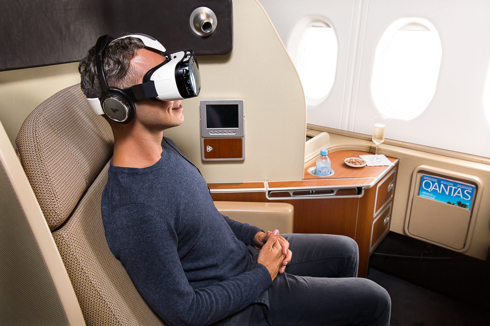 Qantas and Samsung offer a virtual reality experience to passengers