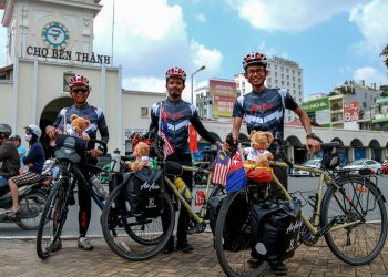 AirAsia Surprises Malaysian Cyclists In Ho Chi Min City