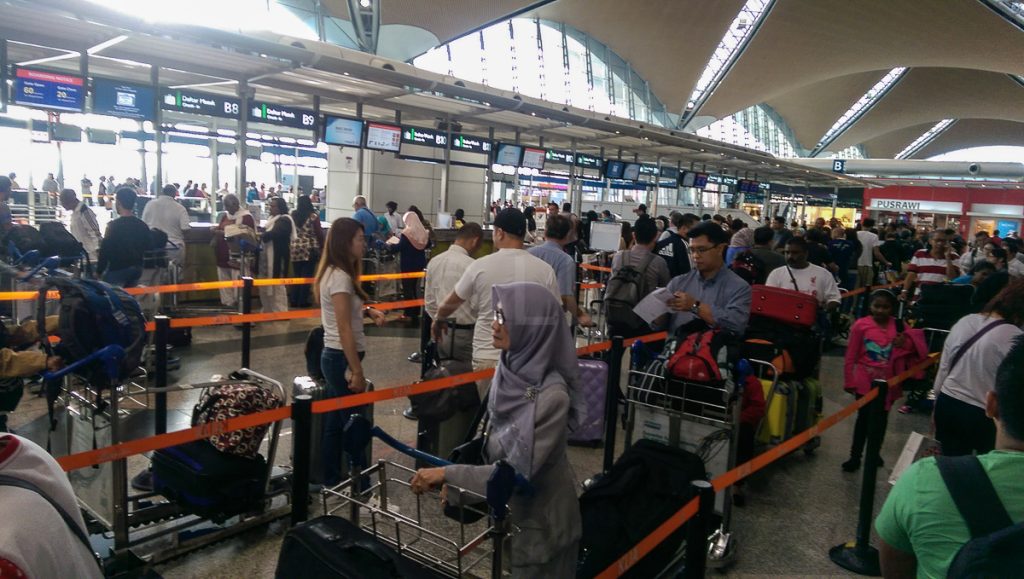 Check-in Counter Changes,Malaysia Airlines Check-in Queue,Check-In Bag-Drop & Boarding,festival Travel.Missed Flight