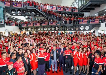 AirAsia Shows Malaysia’s PM The Future Of Air Travel